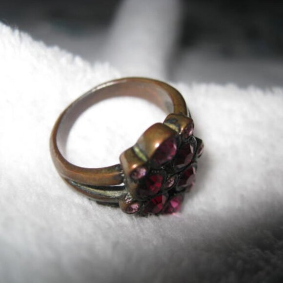 Gold Tone Ring w/ Glass Stones Vintage Size 7 - Picture 14 of 16